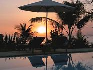 la piscine et derriere la PLAGE